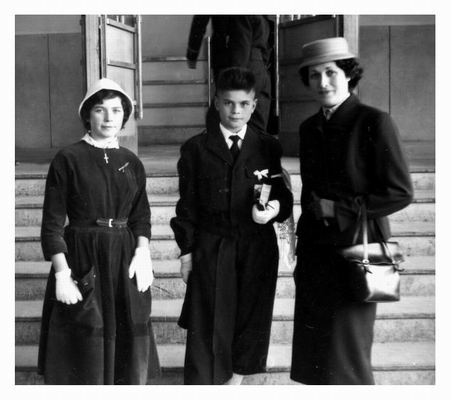 Eveline CHAZALVIELl et ses deux enfants Ghislaine et Patrick en 1955  l'Ecole des Pupilles de l'Air de Grenoble