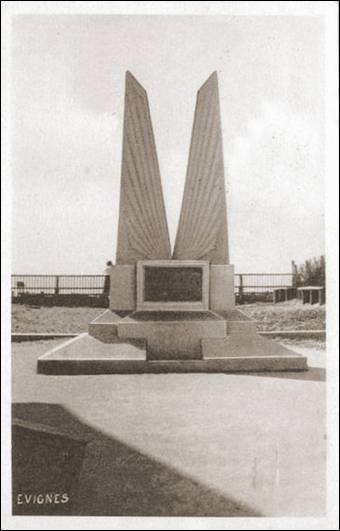 Carte postale ancienne du monument "Oiseau Canari"  Mimizan