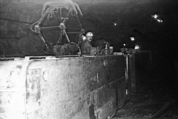 Mine de Mairy 1972_03a 07.jpg: Mine de Mairy - Locomotive ALSTHOM - Bernard Oettinger dit TINTIN