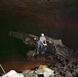 Mine de Mairy 1977_01 07.jpg: Mine Mairy - Départ en retraite Clause
