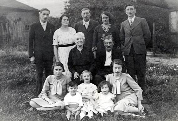 La famille JACOTTIN vers 1938 : Marcel, Anna, Louis, Mathilde et Raymond