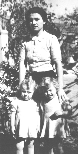 1944 - Jeanne PERAZZI et ses deux jumelles Jeanine et Monique
