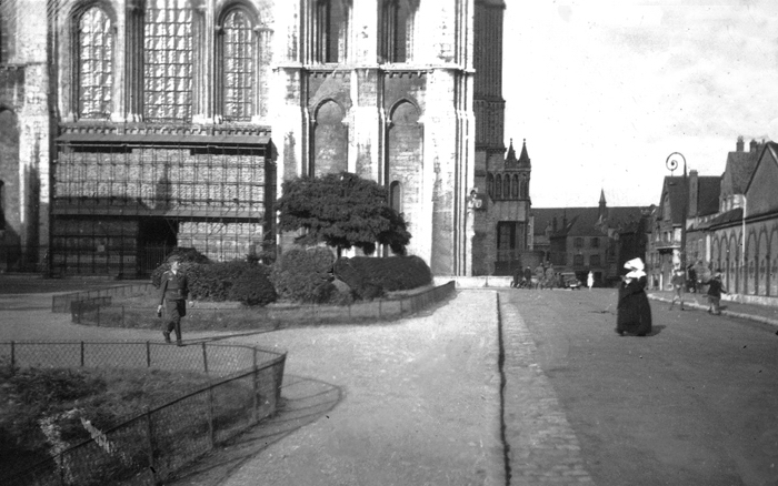 Chartres - Luftwaffe - Juin/juillet 1940 - La cathédrale est toujours protégée par des sacs de sable