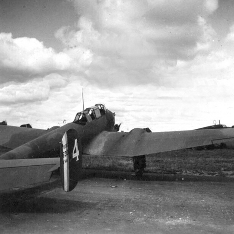 Chartres - Luftwaffe - 3 Potez 630 récupérés - Derrière : Junkers 52