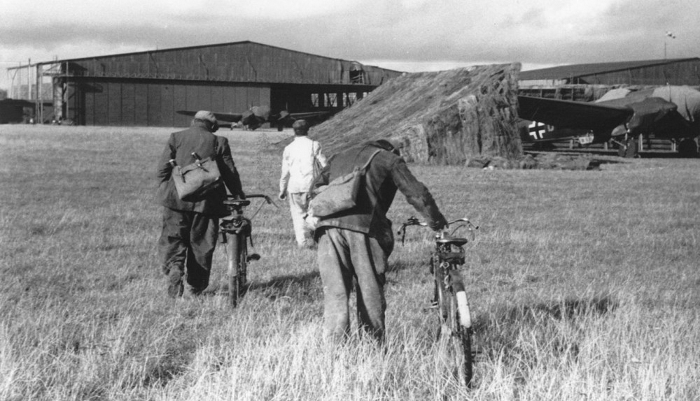 Ouvriers français réquisitionnés sur la base aérienne de Chartres en 1949