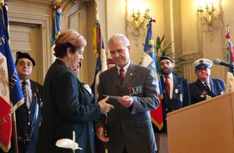 Danielle LEFEBVRE/MERTZISEN reçoit la médaille de la Légion d'Honneur de sa mère Suzanne MERTZISEN/BOITTE