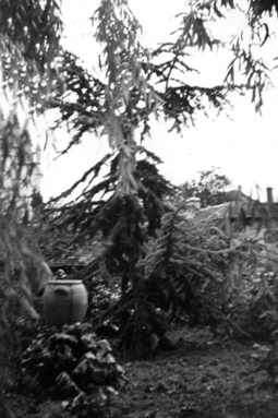 Bombardement allemand de Chartres du 19 mai 1940 - Bombe inexplos� au 65, rue Saint-Ch�ronau 13, avenue Neigre