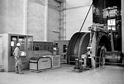 Mine de Mairy 026.jpg: Mine de Mairy - Machine d'extraction - 1981