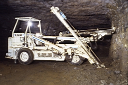 Mine de Mairy 035.jpg: Mine de Mairy - Jumbo de foration CMM - 1981