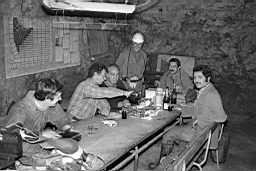 Mine de Mairy 045.jpg: Mine de Mairy  - Barraque de chantier - Kowalevski, Merjai, Hanf, Gnemmi, Brychy, Armelin - 1981