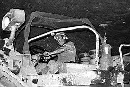 Mine de Mairy 054.jpg: Mine de Mairy - Caterpillar 980 - 1975 - Hanf  