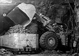 Mine de Mairy 059.jpg: Mine de Mairy - Caterpillar 980 -1975