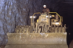 Mine de Mairy 063.jpg: Mine de Mairy - Entretien des pistes - Caterpillar 815 - Launoy - Photo CATERPILLAR - 1974