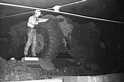 Mine de Mairy 1972_03a 04.jpg: Mine de Mairy - Chargement des wagons avec un camion JOY EXPADUMP de 10 tonnes - Conducteur Léone
