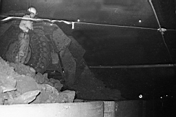 Mine de Mairy 1972_03a 05.jpg: Mine de Mairy - Chargement des wagons avec un camion JOY EXPADUMP de 10 tonnes - Conducteur Léone