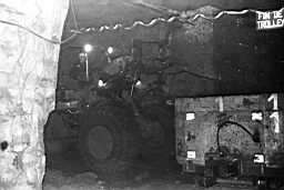 Mine de Mairy 1972_03a 06.jpg: Mine de Mairy - Chargement des wagons rame avec un CATERPILLAR 966