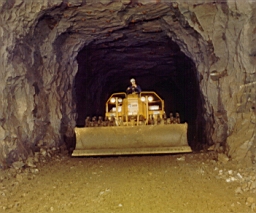 Mine de Mairy 1974_06 01 02.jpg: Mine de Mairy Quartier K - Entretien des pistes - CAT 815 - Photos CATERPILLAR