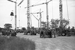 Mine de Mairy 1977_06 10.jpg: Ancenis - Visite de la Société MANITOU par des Ingénieurs et techniciens des Mines de Fer de Lorraine