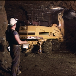 Mine de Mairy 1979_04_05 14.jpg: Mine de Mairy - Machine à purger LIEBHERR radio-commandée - Marcel Inchelin