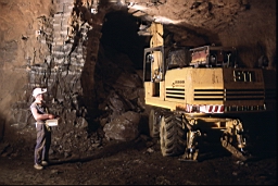 Mine de Mairy 1979_04_05 15.jpg: Mine de Mairy - Machine à purger LIEBHERR radio-commandée - Marcel Inchelin