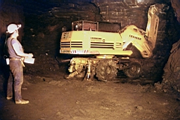 Mine de Mairy 1979_04_05 16.jpg: Mine de Mairy - Machine à purger LIEBHERR radio-commandée - Marcel Inchelin