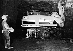 Mine de Mairy 1979_04_05 17.jpg: Mine de Mairy - Machine à purger LIEBHERR radio-commandée - Marcel Inchelin