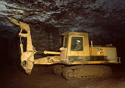 Mine de Mairy 1979_04_05 18.jpg: Mine de Mairy - Machine à purger CAPERTILLAR (copie de LIEBHERR)