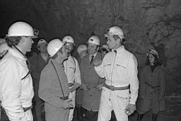 Mine de Mairy 1979_12_07 02.jpg: Mine de Mairy - Visite de M. Guillaume , Président de la FNSEA