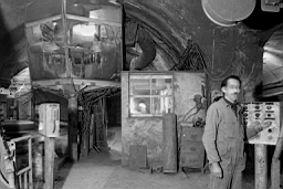 Mine de Mairy 1980_05a 07.jpg: Mine de Mairy - Le culbuteur - Di Lucca, chef de roulage