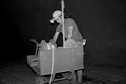 Mine de Mairy 1980_11_28 17.jpg: Mine de Mairy - Dernier tir de Hanf Harry - Charrette de Tir et exploseur