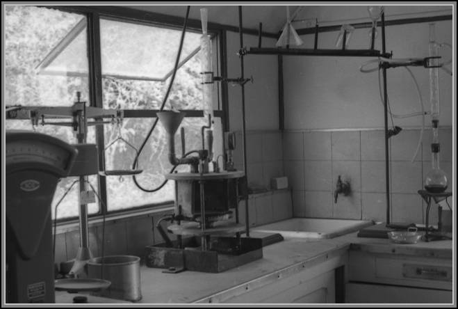 Laboratoire d'analyses granulométriques - Balance de précision - Colonne de distillation